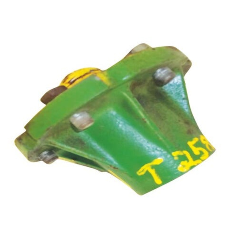 Used Wheel Hub fits John Deere 301 302 400 401 820 830 920 1010 1020 1120 1520 1530 2010 2020 2030 2040 2120 2440 2630 2640 300 301 302 400 401 T25809