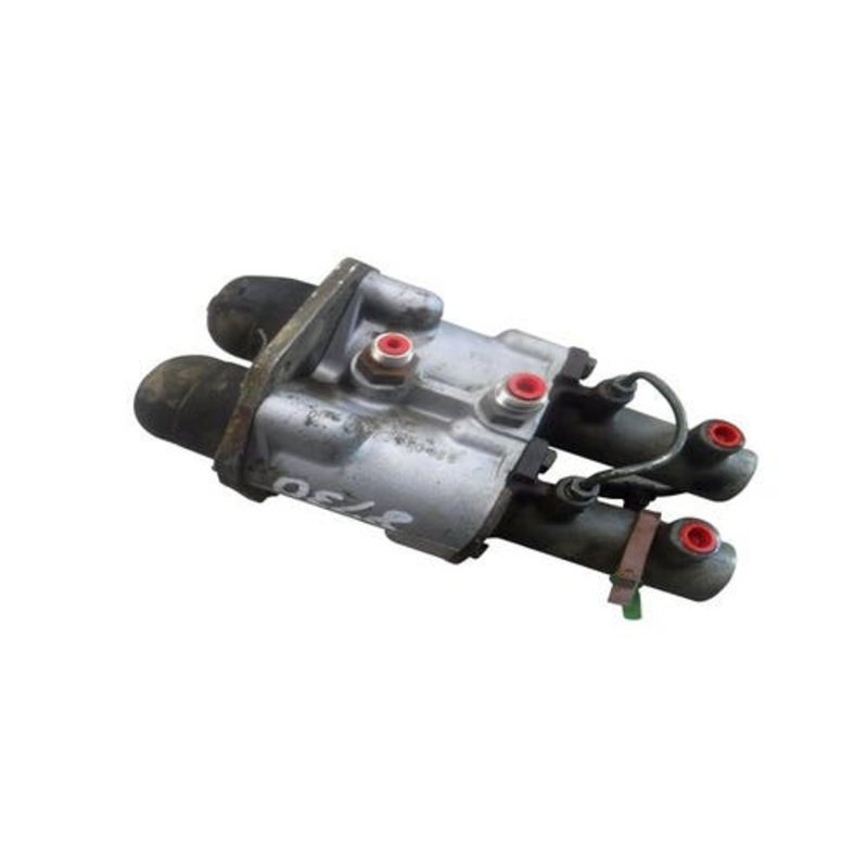 Used Master Cylinder fits New Holland 8670 8770 8870 8970 E9NN2A064AE fits Ford 8530 8630 8670 8730 8770 8830 8870 8970 E9NN2A064AE